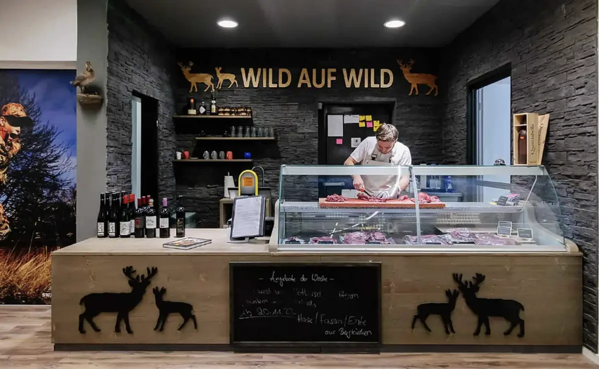 Zuschnitt und Beurteilung von Wildfleisch an der Theke der Hunters World Metzgerei