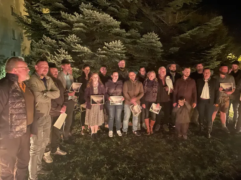 Jagdschule Hunters World: Absolventengruppe mit Urkunden bei der Abschlussfeier am Abend