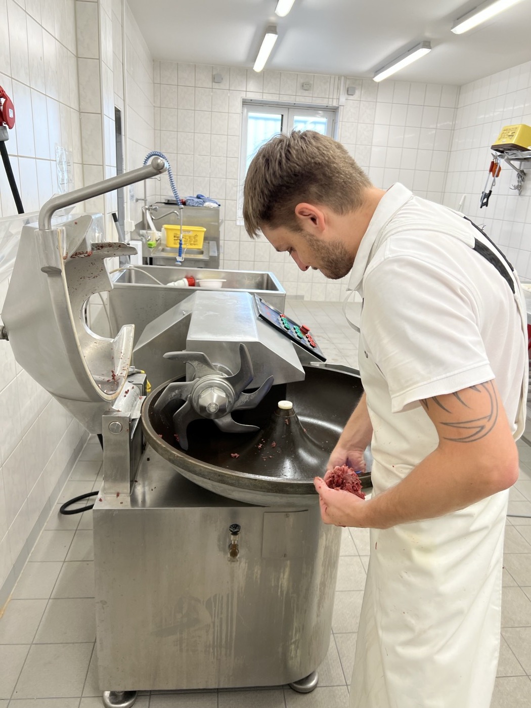 Wurstproduktion am Kutter in der Wildverarbeitung