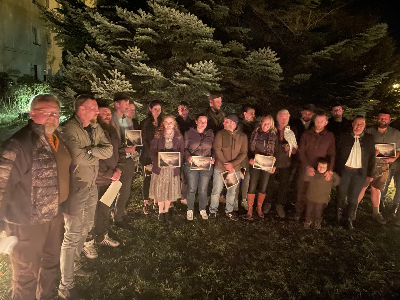 Jagdschule Hunters World: Absolventen mit Urkunden bei abendlicher Gruppenfeier zum bestandenen Jagdschein