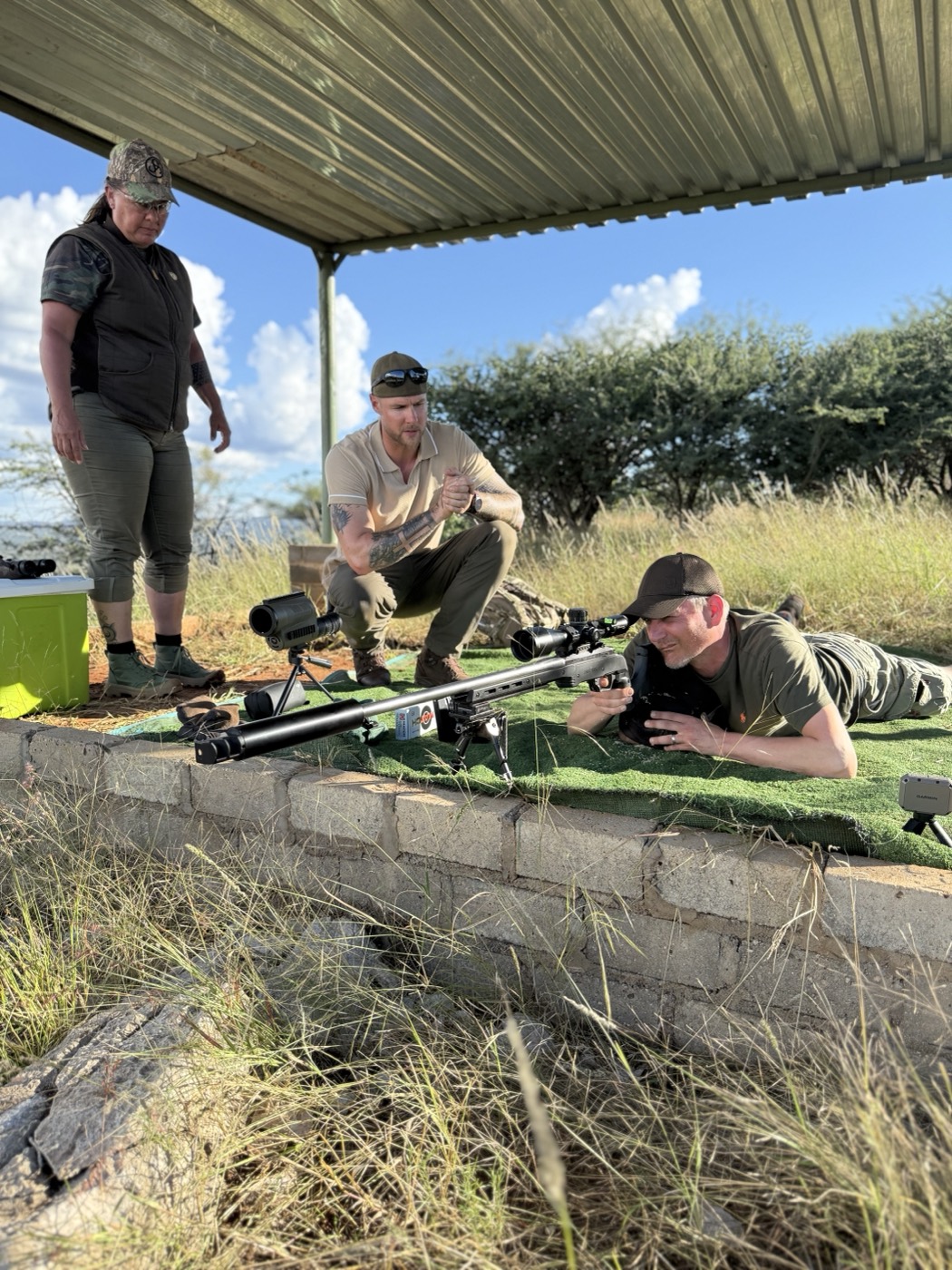 Gruppe am ueberdachten Schiessstand beim Einschiessen, Jagdreise Afrika Vorbereitung